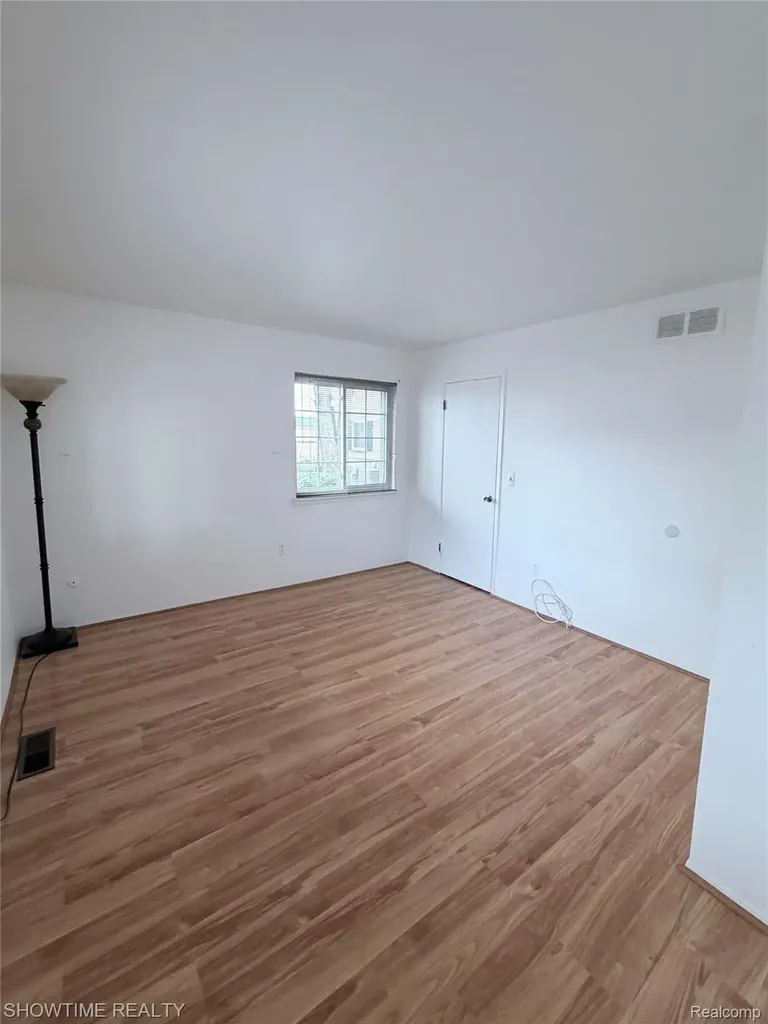 29117 Hayes Road Warren City MI 48088