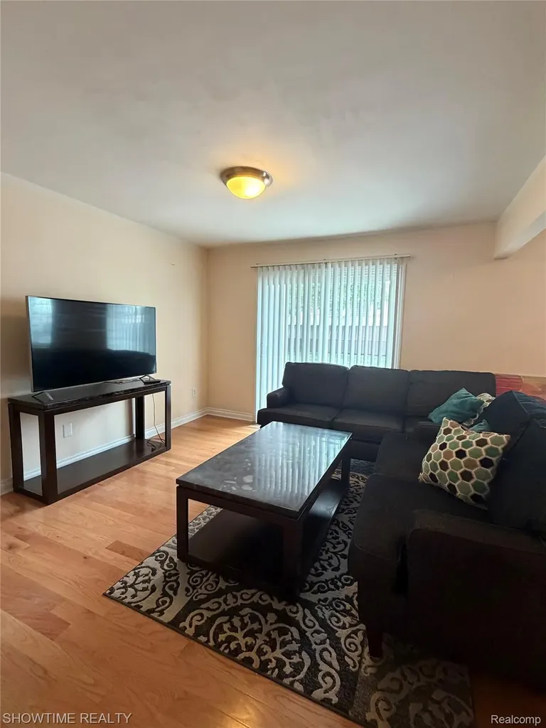 29117 Hayes Road Warren City MI 48088