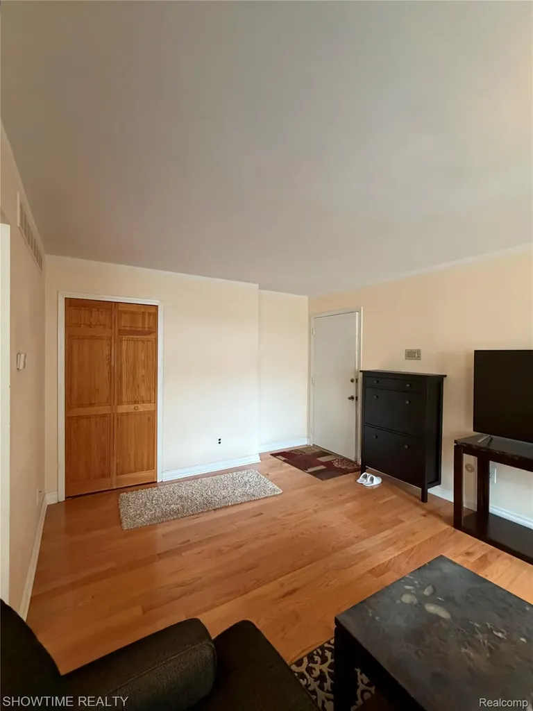 29117 Hayes Road Warren City MI 48088