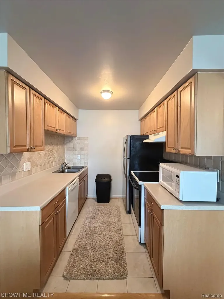 29117 Hayes Road Warren City MI 48088