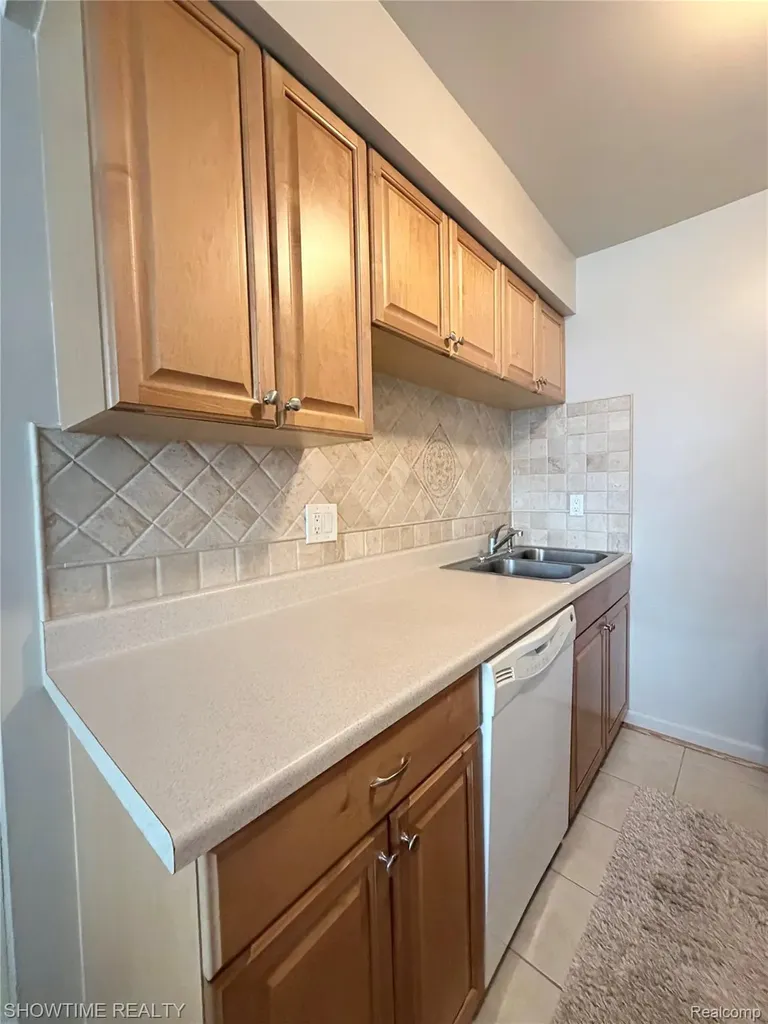 29117 Hayes Road Warren City MI 48088