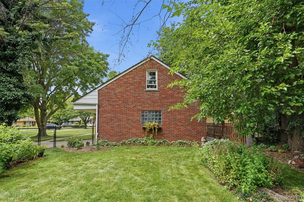 27704 California Drive NW Lathrup Village City MI 48076