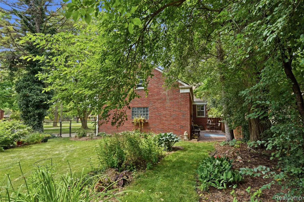 27704 California Drive NW Lathrup Village City MI 48076