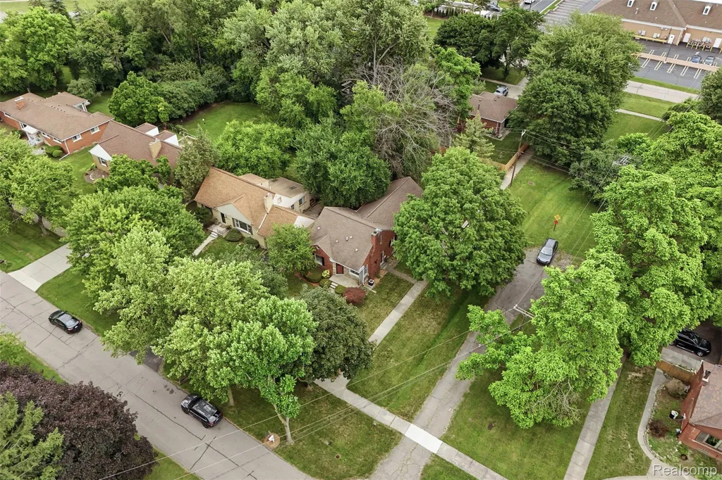 27704 California Drive NW Lathrup Village City MI 48076
