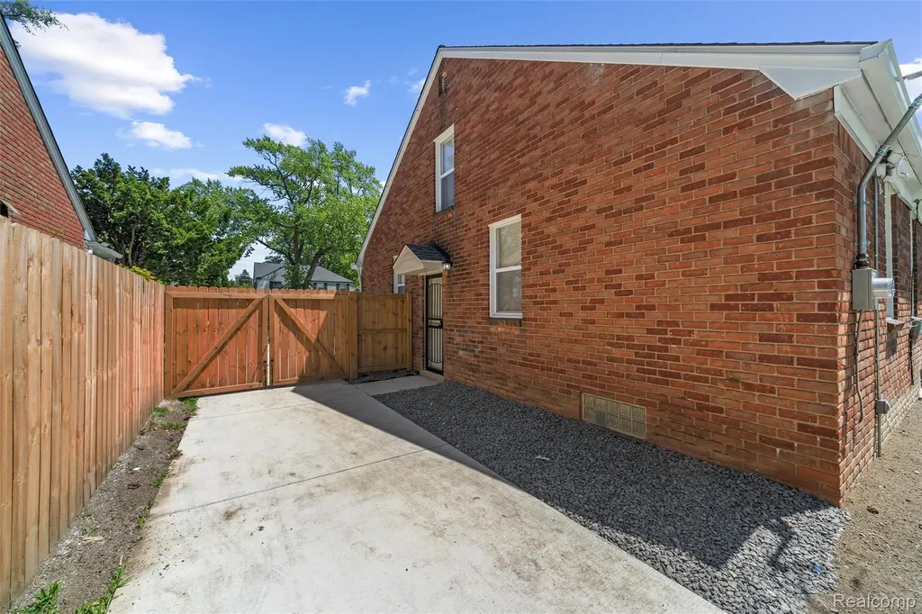 20323 Regent Drive Detroit City MI 48205