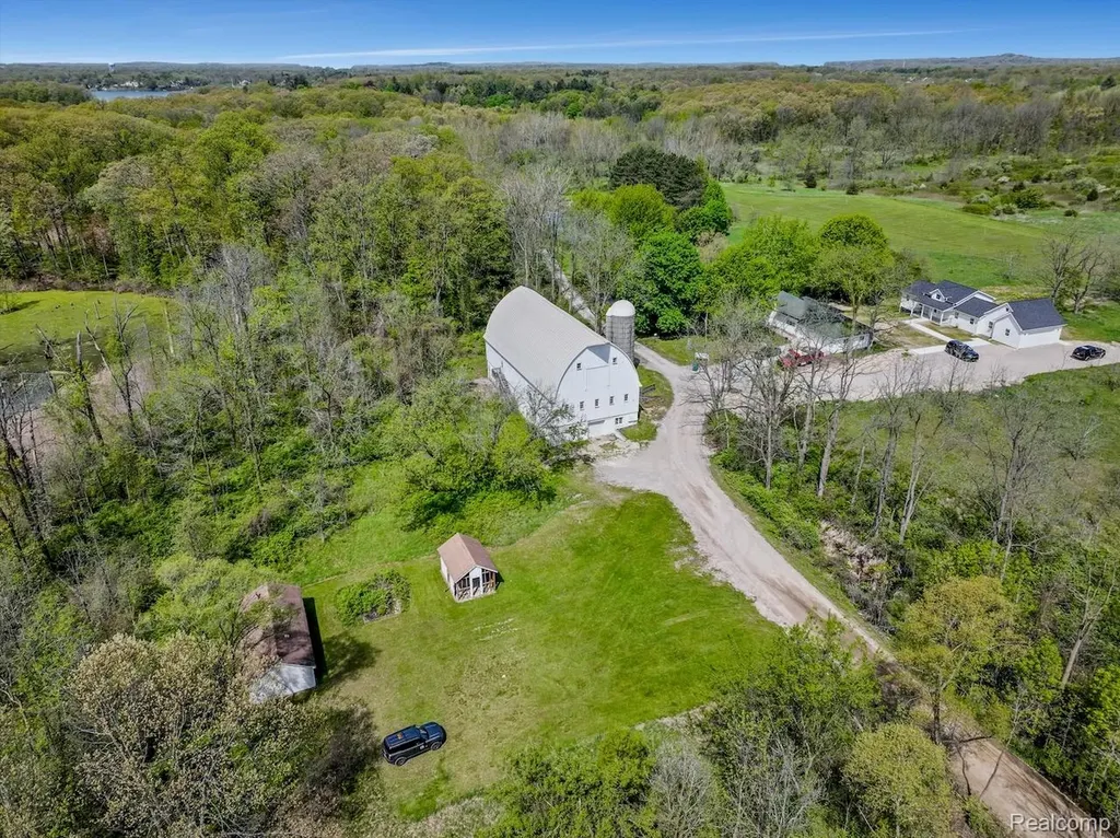 940 Lake Angelus Shores Lake Angelus City MI 48326