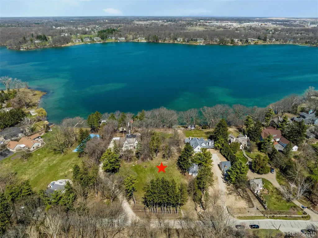 940 Lake Angelus Shores Lake Angelus City MI 48326