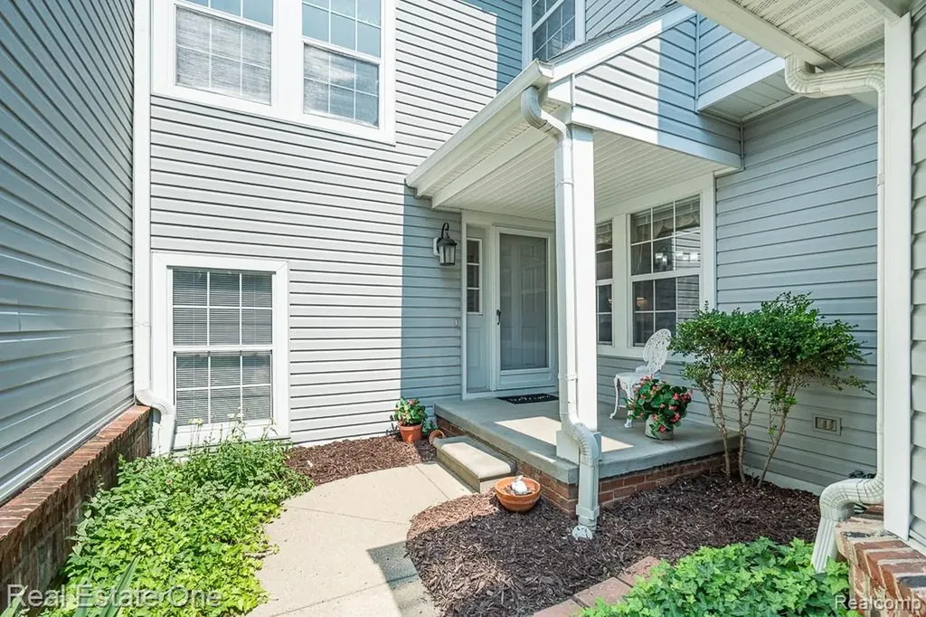 5936 Creekside Drive Troy City MI 48085