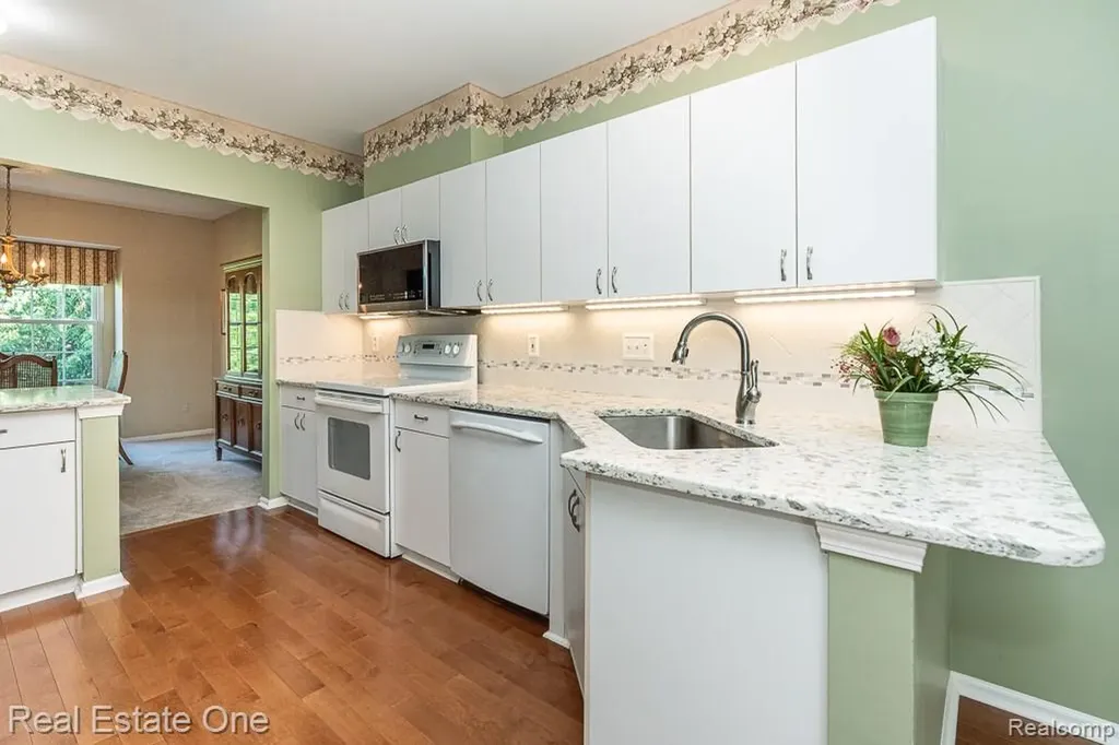 5936 Creekside Drive Troy City MI 48085