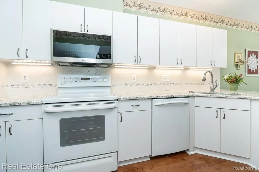 5936 Creekside Drive Troy City MI 48085