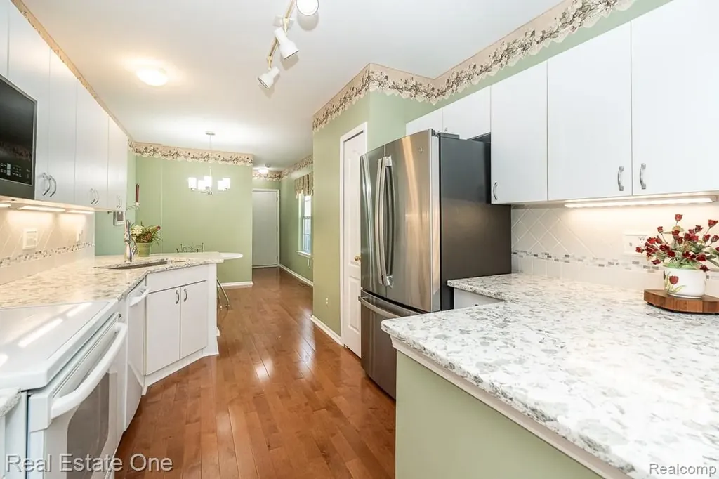 5936 Creekside Drive Troy City MI 48085