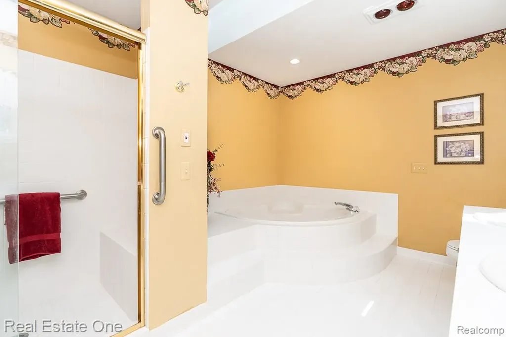 5936 Creekside Drive Troy City MI 48085