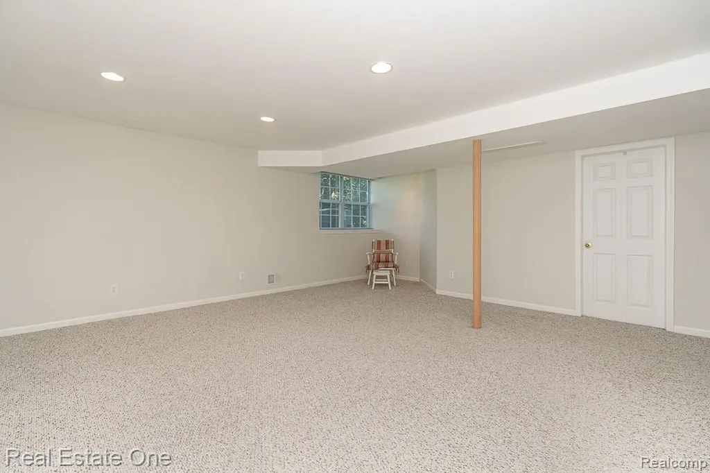5936 Creekside Drive Troy City MI 48085