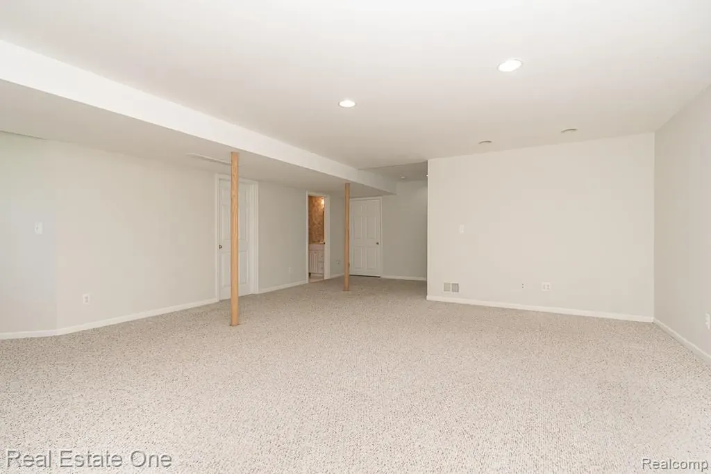 5936 Creekside Drive Troy City MI 48085