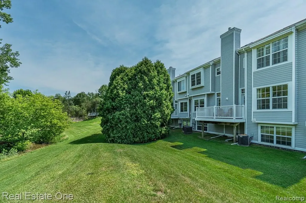 5936 Creekside Drive Troy City MI 48085