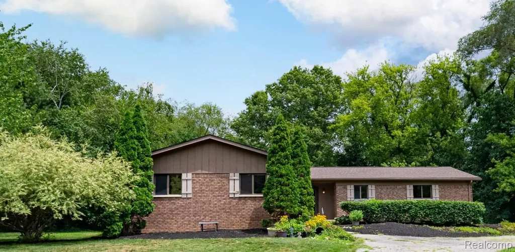 2120 Arbor Avenue Wixom City MI 48393