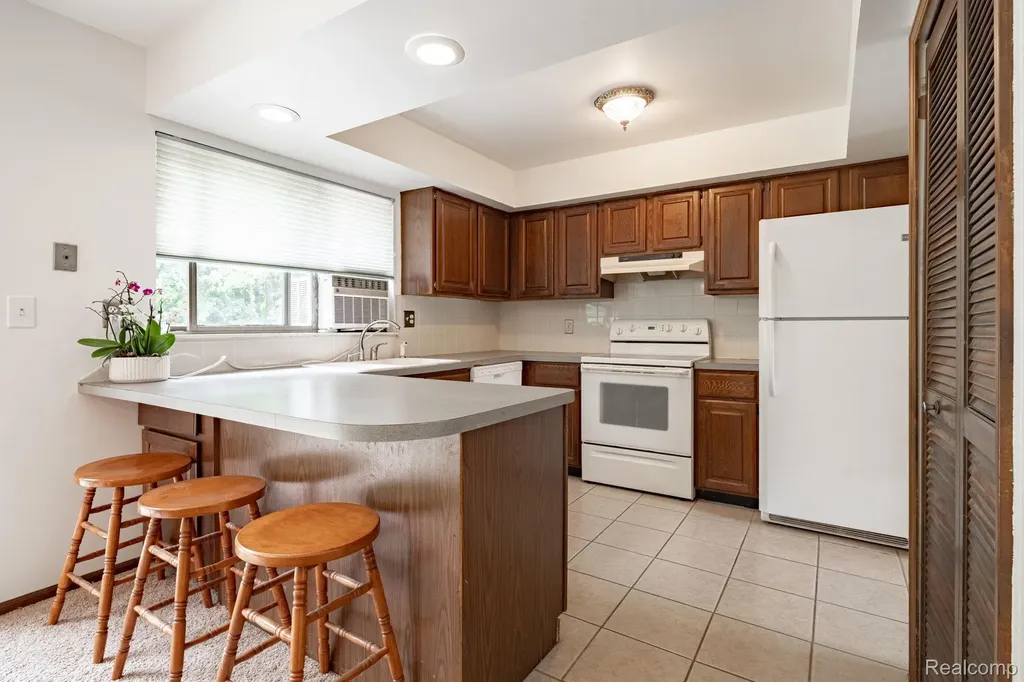 2120 Arbor Avenue Wixom City MI 48393