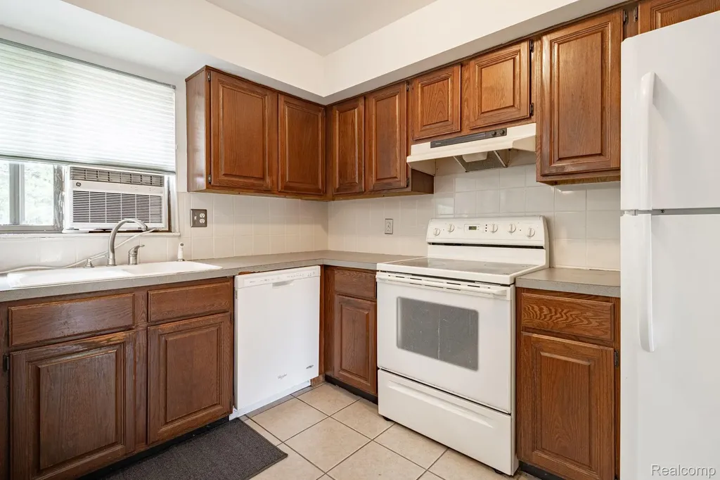 2120 Arbor Avenue Wixom City MI 48393
