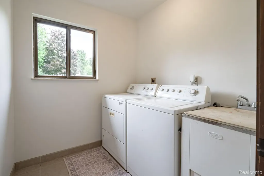 2120 Arbor Avenue Wixom City MI 48393