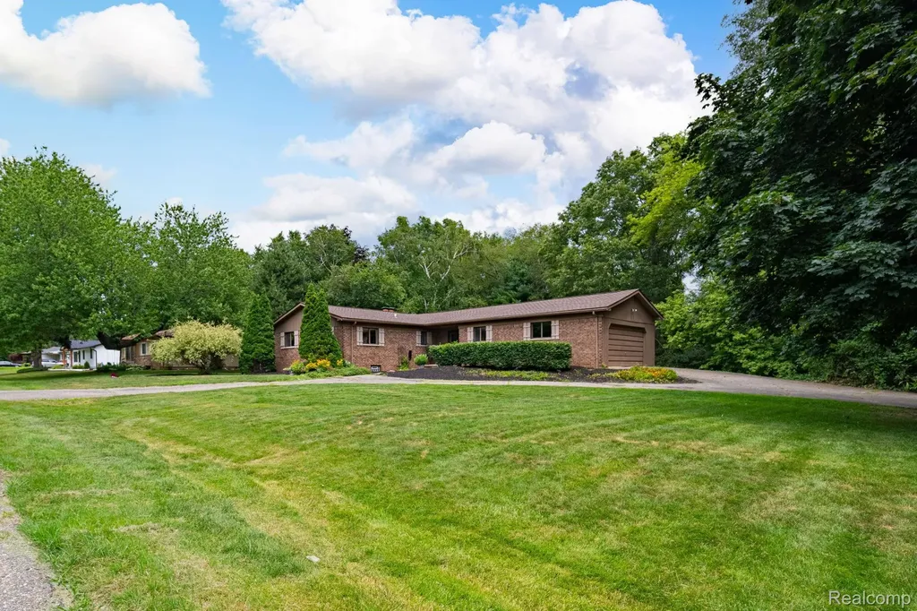 2120 Arbor Avenue Wixom City MI 48393