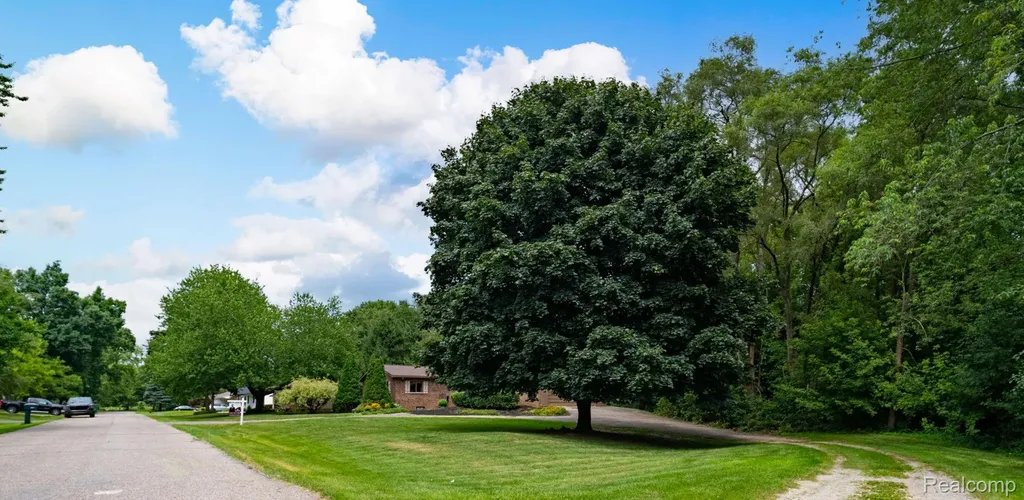 2120 Arbor Avenue Wixom City MI 48393