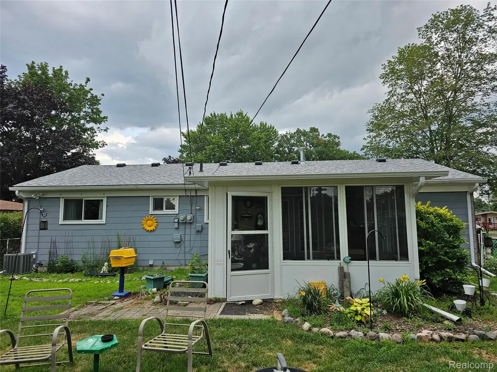 348 S Byfield Street Westland City MI 48186