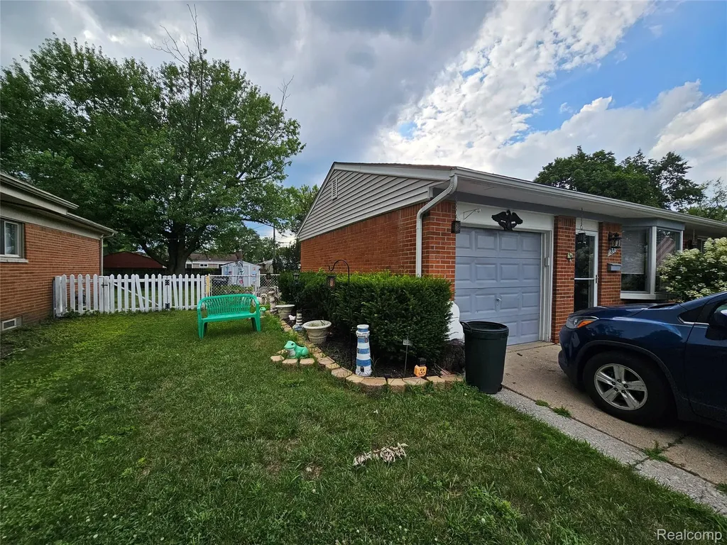 348 S Byfield Street Westland City MI 48186