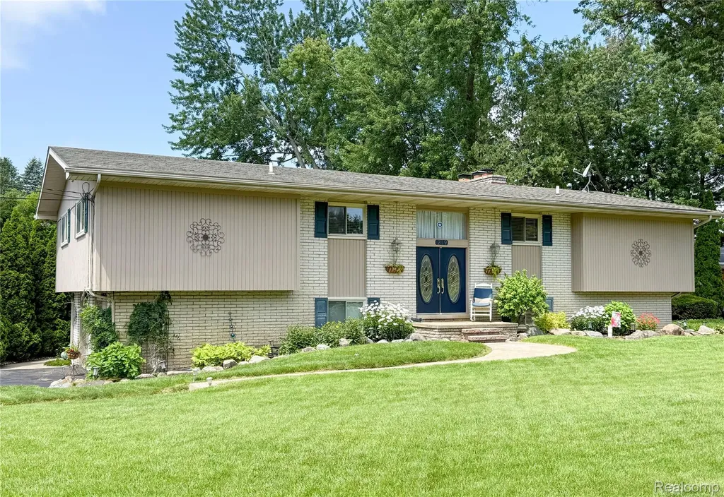 219 Hurondale Drive White Lake Charter Township MI 48386