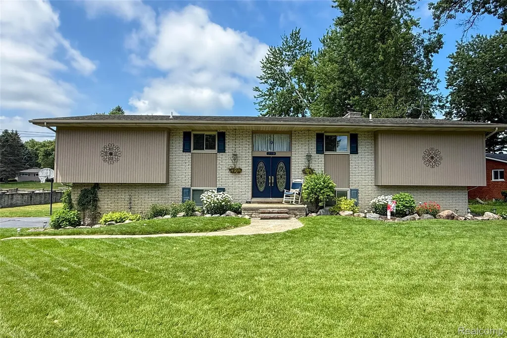 219 Hurondale Drive White Lake Charter Township MI 48386