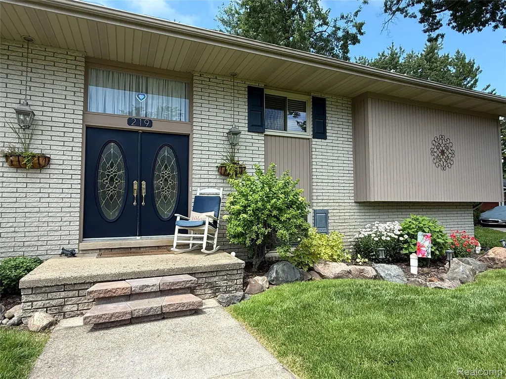 219 Hurondale Drive White Lake Charter Township MI 48386