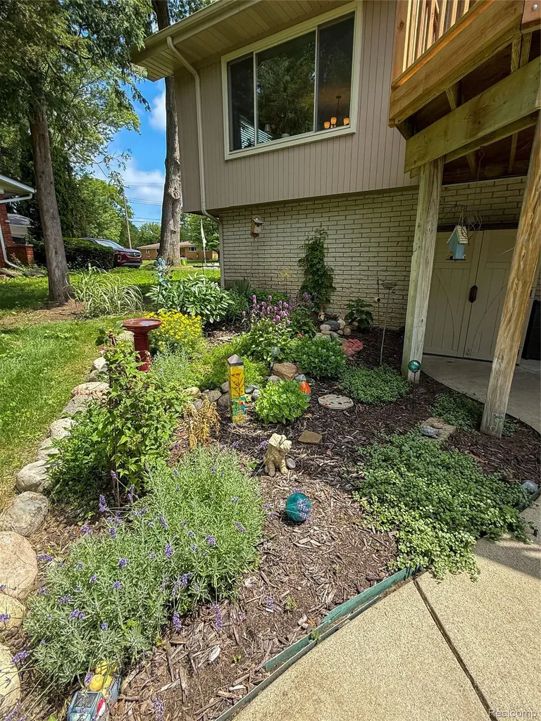 219 Hurondale Drive White Lake Charter Township MI 48386