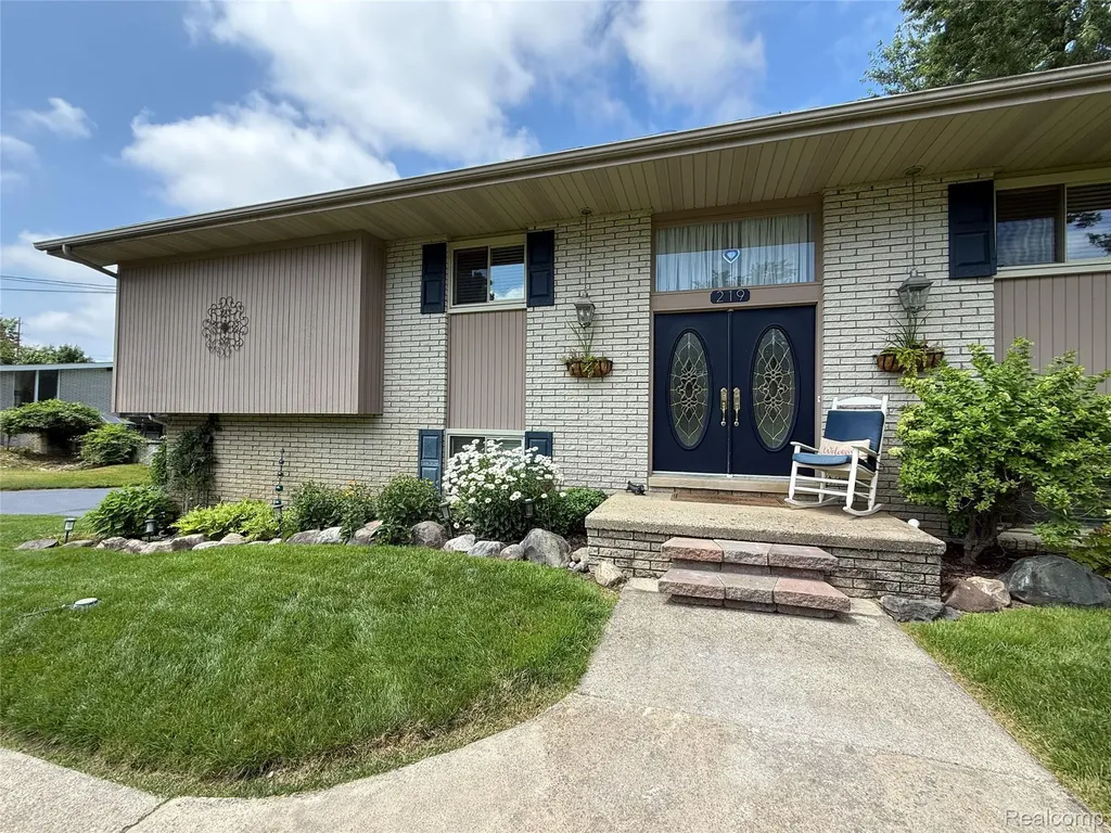 219 Hurondale Drive White Lake Charter Township MI 48386