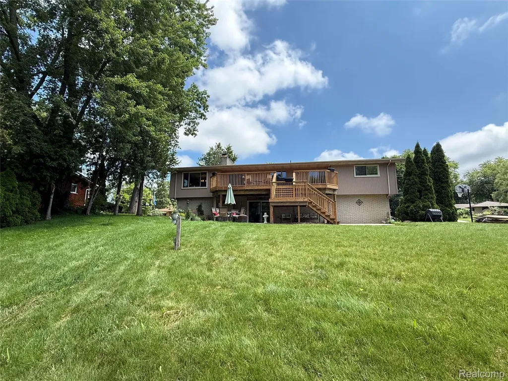 219 Hurondale Drive White Lake Charter Township MI 48386