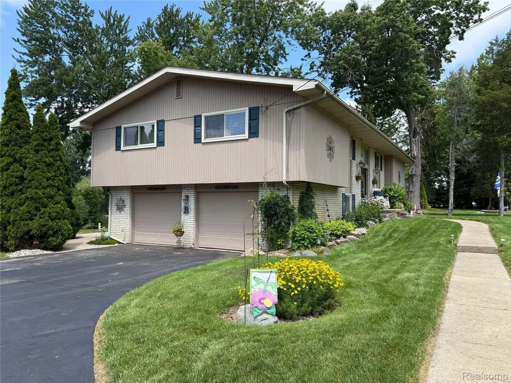 219 Hurondale Drive White Lake Charter Township MI 48386