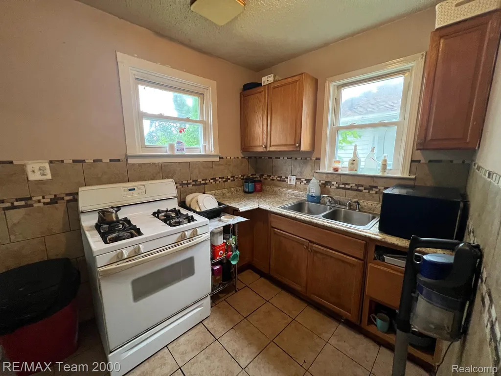 6101 Auburn Street Detroit City MI 48228
