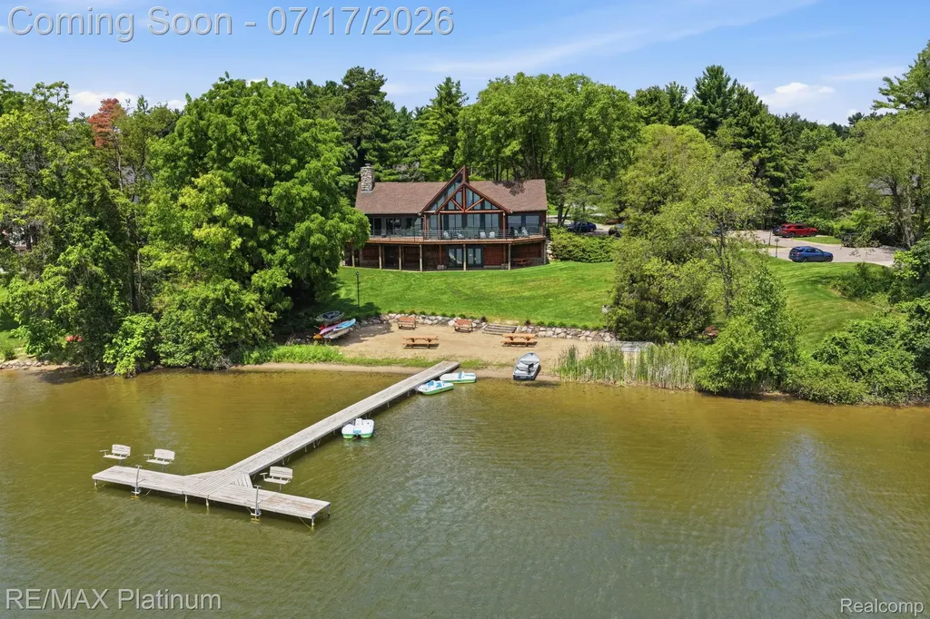 5458 Lake Ridge Drive Genoa Township MI 48116