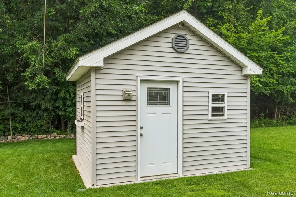 2105 Middle Ridge Drive Holly Township MI 48442