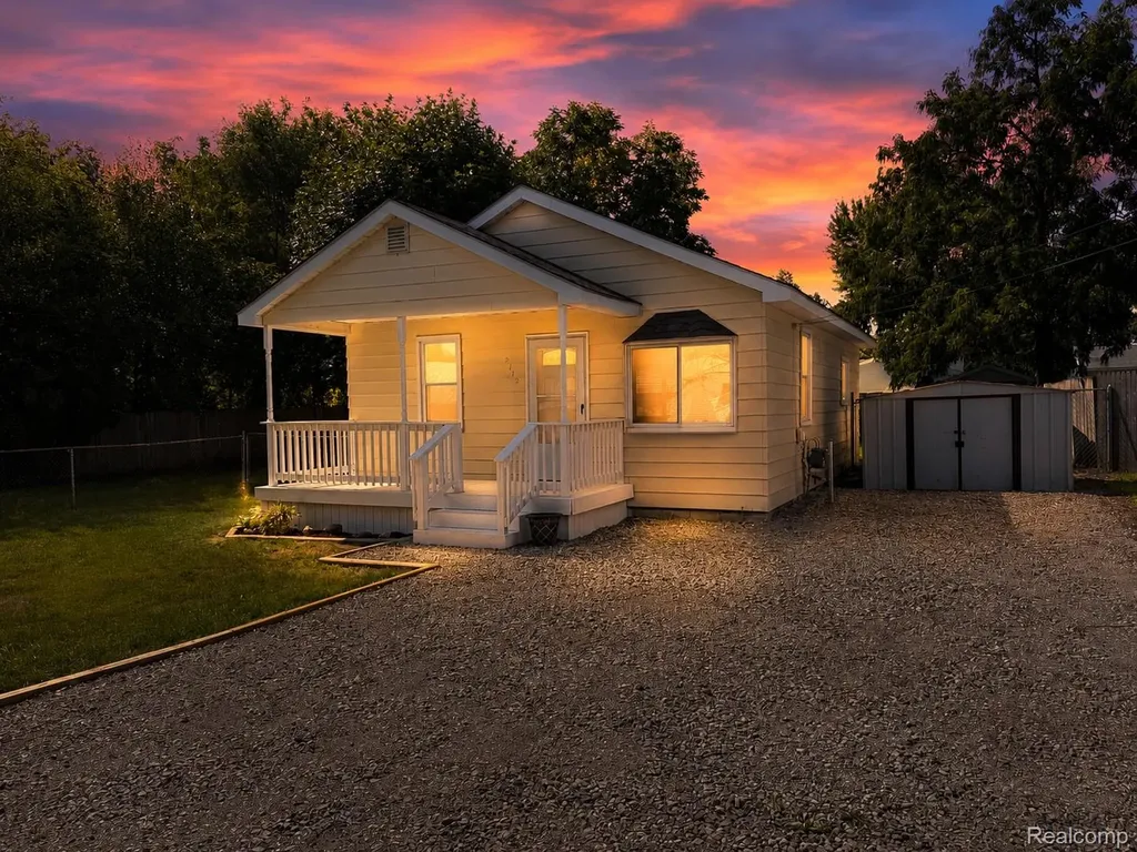 2112 E Scottwood Avenue Burton City MI 48529