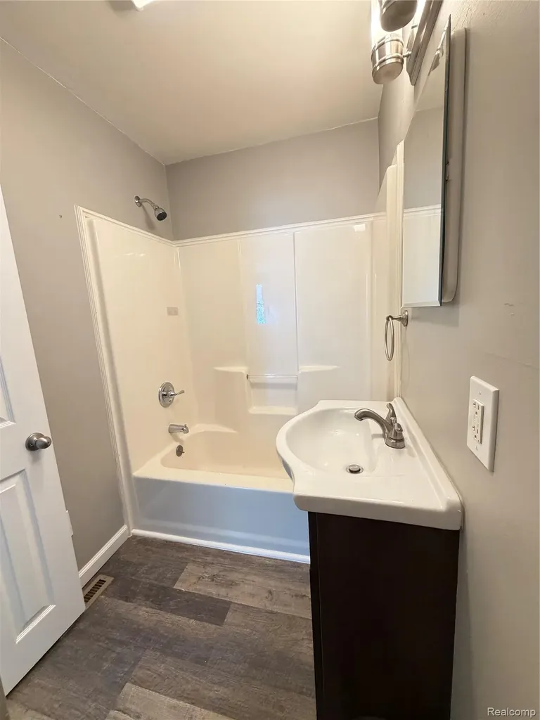 2112 E Scottwood Avenue Burton City MI 48529