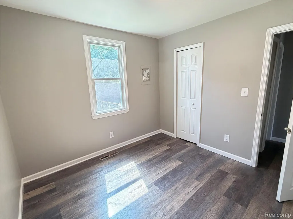 2112 E Scottwood Avenue Burton City MI 48529
