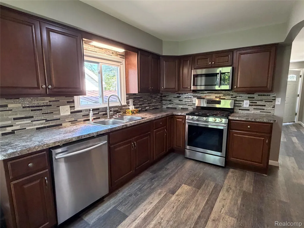 2112 E Scottwood Avenue Burton City MI 48529
