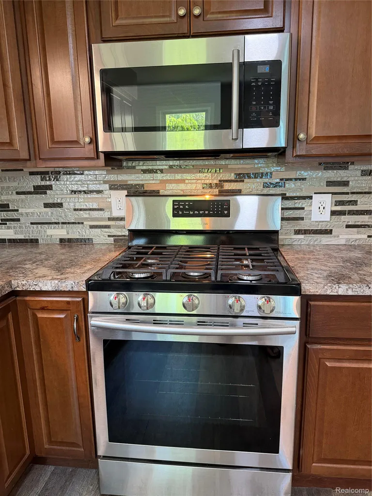 2112 E Scottwood Avenue Burton City MI 48529