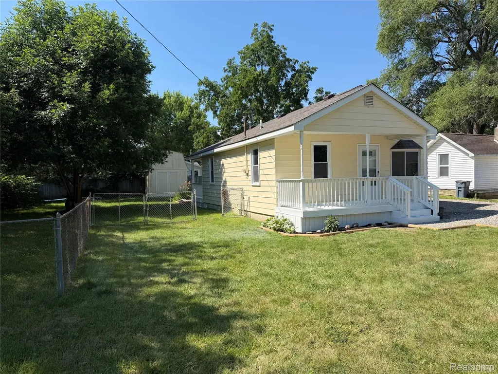 2112 E Scottwood Avenue Burton City MI 48529