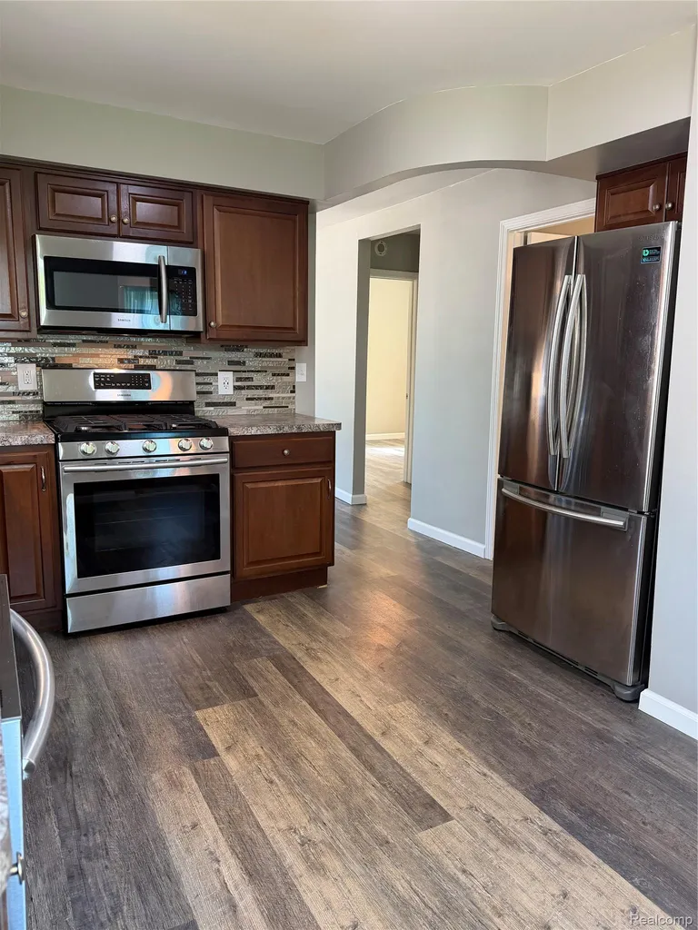 2112 E Scottwood Avenue Burton City MI 48529