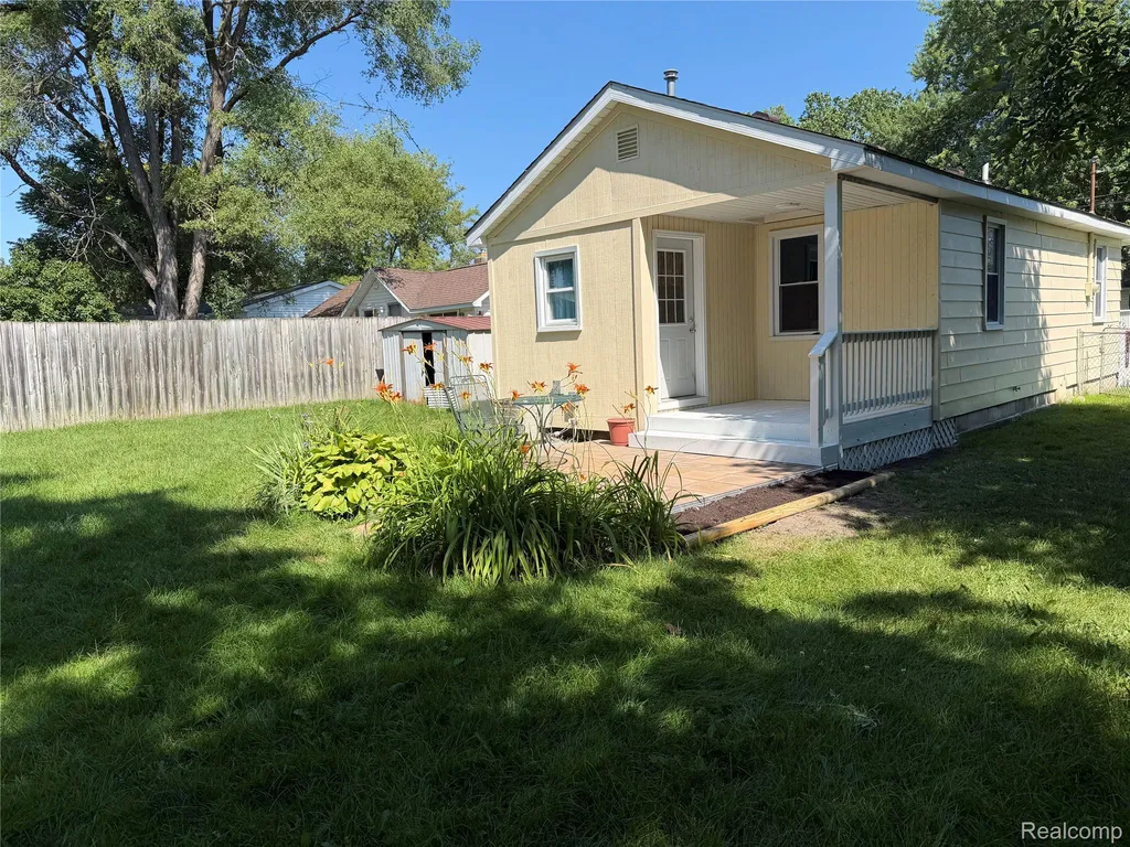 2112 E Scottwood Avenue Burton City MI 48529