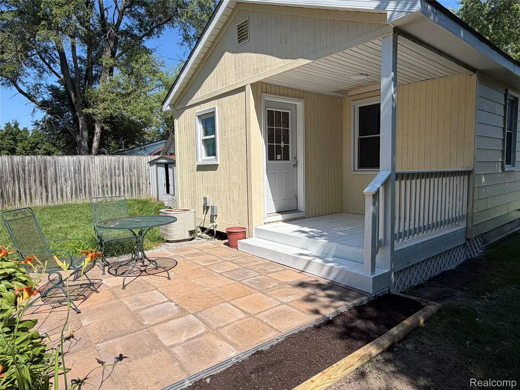 2112 E Scottwood Avenue Burton City MI 48529
