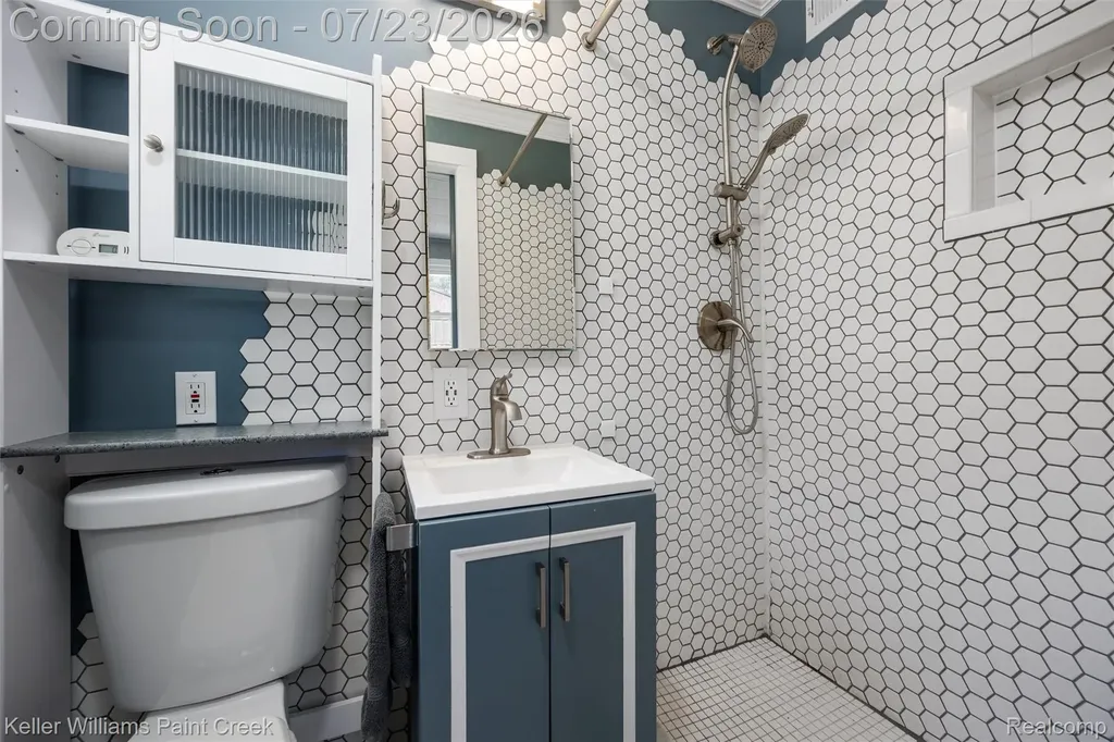 423 East Road Holly Village MI 48442