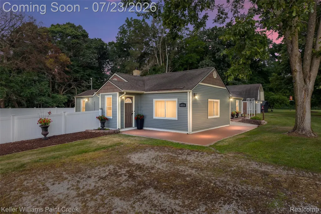423 East Road Holly Village MI 48442