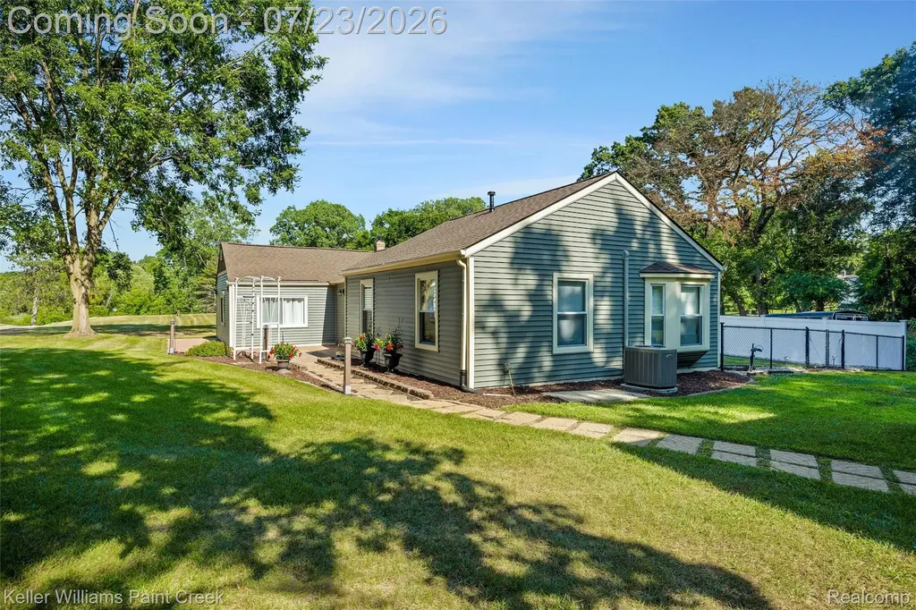 423 East Road Holly Village MI 48442