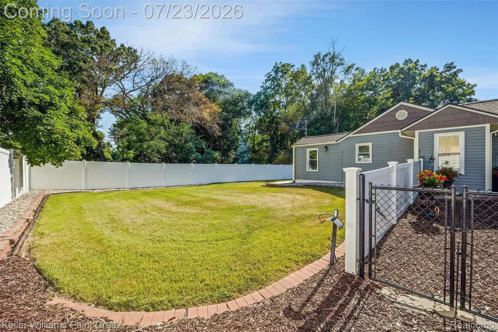423 East Road Holly Village MI 48442
